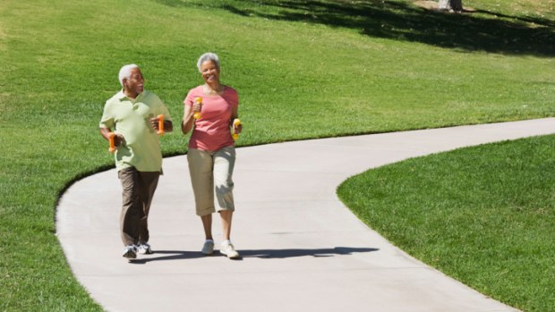 Idosos que caminham tão rápido quanto pessoas mais jovens correm menor risco de ter Alzheimer