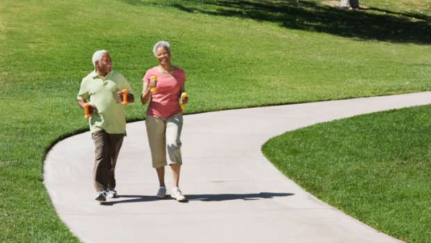 De acordo com o estudo, no que diz respeito à cognição, os idosos que realizaram 75 minutos de exercícios físicos semanais apresentaram a mesma melhora daqueles que realizaram 225 minutos