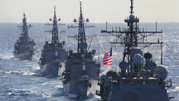 Navios japoneses e americanos durante exercícios militares, no Mar do Japão