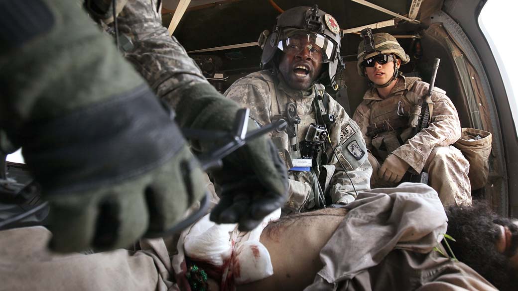 Membros do exército americano resgatam afegão ferido durante tiroteio em Marja, no sul do país