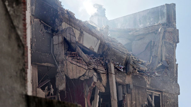 Prédio de dez andares ficou destruído após acidente