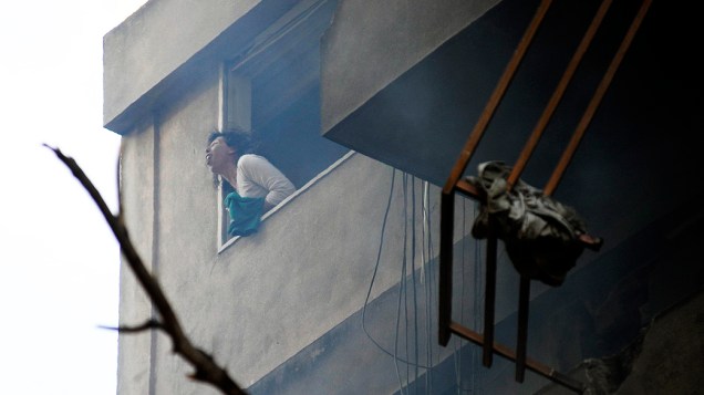 Mulher grita na janela de prédio que explodiu após vazamento de gás em Rosário