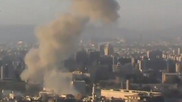 Coluna de fumaça vista no céu de Damasco após as explosões