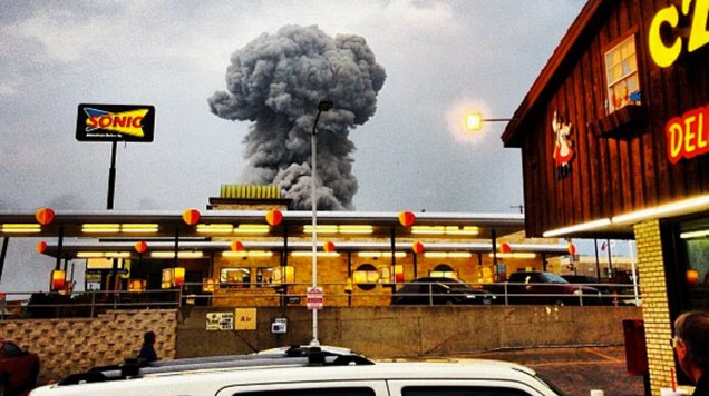 Coluna de fumaça da explosão na fábrica em West foi vista por vários habitantes da região