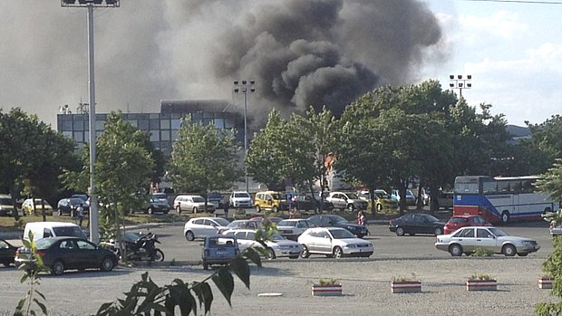 Fumaça da explosão no aeroporto de Burgas, na Bulgária