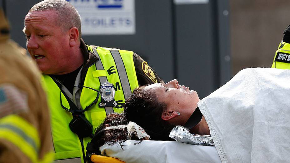 Equipes de resgate socorrem feridos após a explosão na maratona de Boston