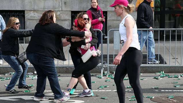 Pessoas entram em pânico após duas explosões na maratona de Boston