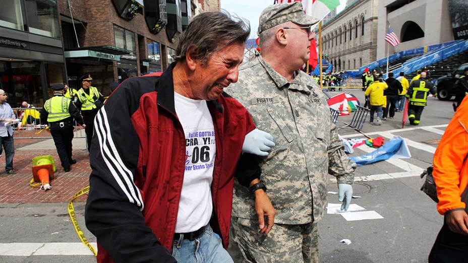 Homem chora após as explosões na maratona de Boston