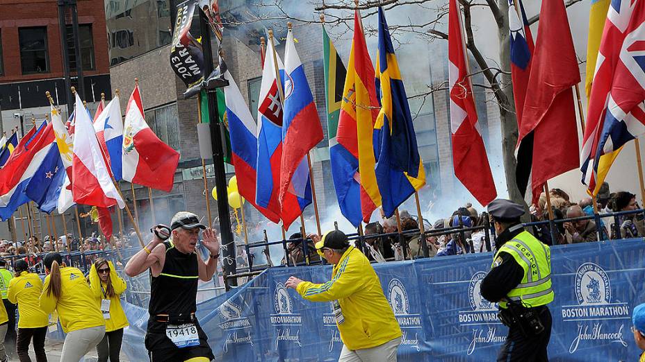 Duas explosões simultâneas no meio da multidão na linha de chegada da Maratona de Boston nesta segunda-feira (15), deixaram ao menos duas pessoas mortas e dezenas de feridos