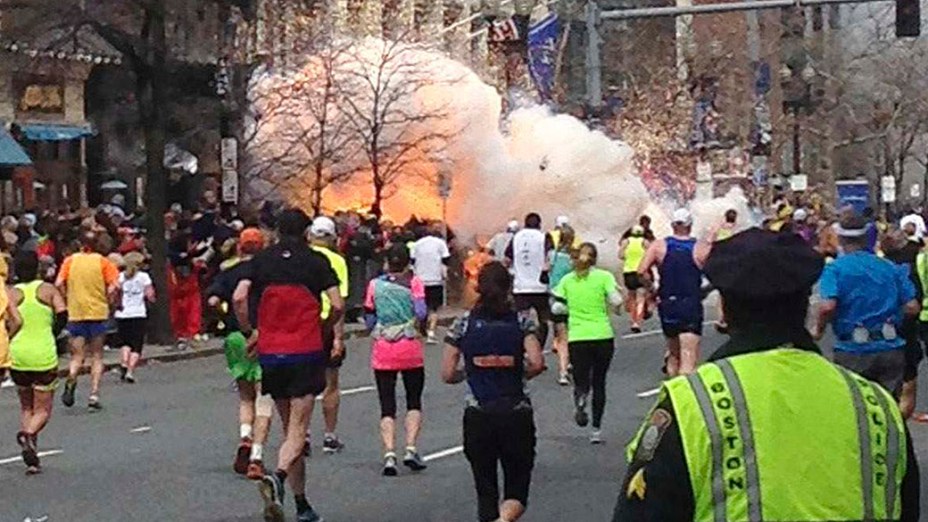 Momento da explosão na maratona de Boston