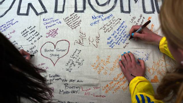 População escreve mural em homenagem às vítimas dos atentados ocorridos durante a Maratona de Boston