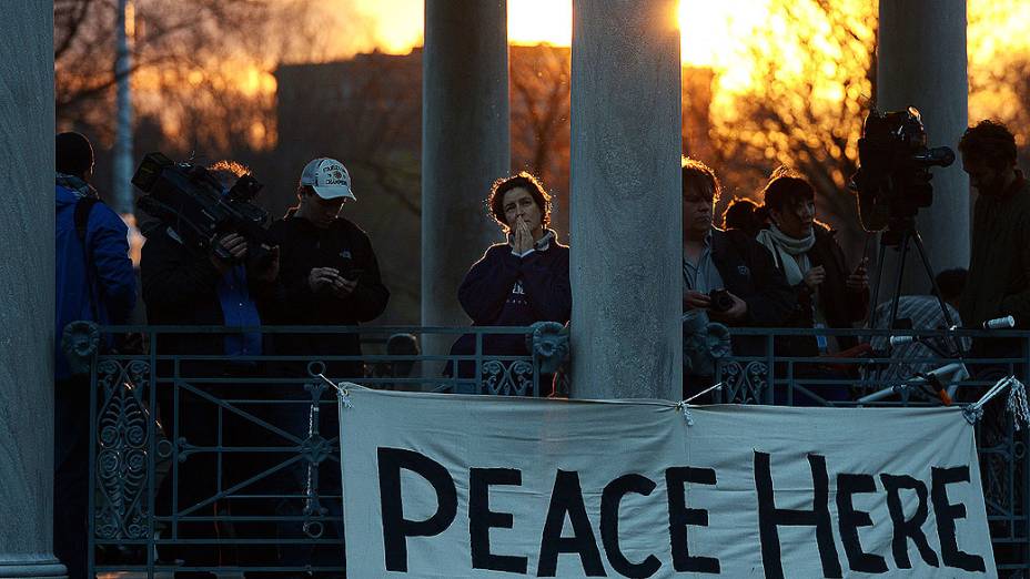 População faz vigília em homenagem às vítimas dos atentados ocorridos durante a Maratona de Boston