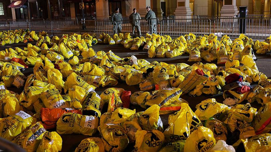 Diversas sacolas com pertences de maratonistas foram deixadas perto do local das explosões