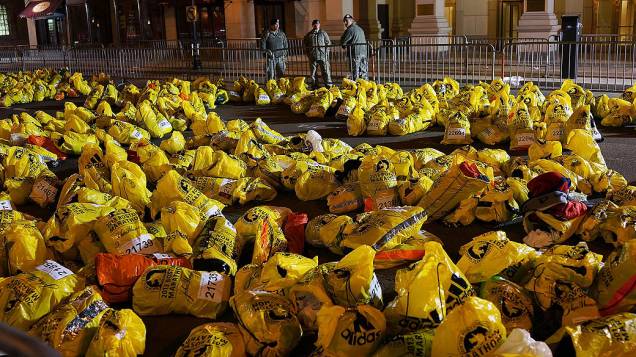 Diversas sacolas com pertences de maratonistas foram deixadas perto do local das explosões