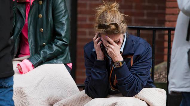 Mulher chora no local da primeira explosão na Boylston Street, perto da linha de chegada da Maratona de Boston