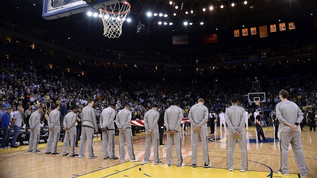 Jogadores do San Antonio Spurs e Golden State Warriors, da NBA, fazem 1 minuto de silêncio para vítimas de explosão nos EUA
