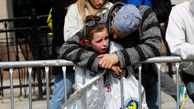 Garota chora ao acompanhar o resgate dos feridos na explosão em Boston