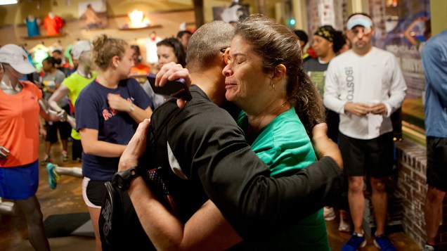 Mulher abraça seu amigo depois das explosões em Boston