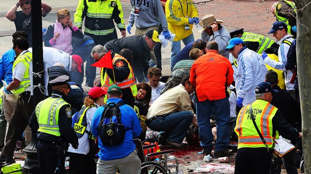 Feridos recebem atendimento no local de explosão perto da linha de chegada da Maratona de Boston