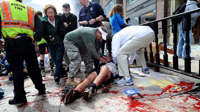 Feridos recebem atendimento no local de explosão perto da linha de chegada da Maratona de Boston