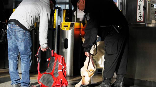 Cão da polícia fareja bolsa na estação de metrô Back Bay em Boston