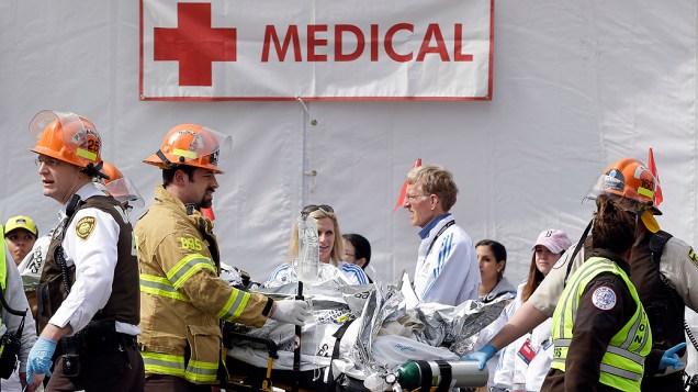 Médicos e bombeiros trabalham no atendimento a feridos após explosões na Maratona de Boston