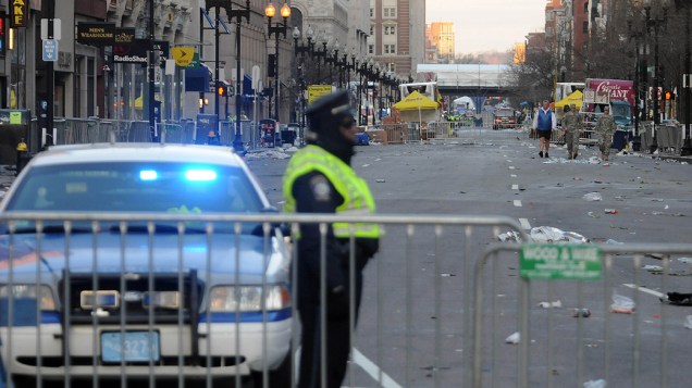 Policial guarda as ruas Boylston e Arlington, em Boston, onde ocorreu a maratona de Boston