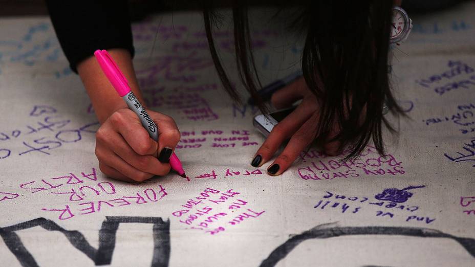 População escreve mural em homenagem às vítimas dos atentados ocorridos durante a Maratona de Boston