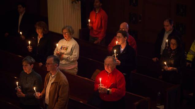 Cerimônia ecumênica homenageia as vítimas dos atentados durante a Maratona, no Paulist Center, em Boston, Massachusetts