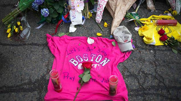 Memorial é improvisado na Boylston Street, um dia depois das duas explosões que atingiram espectadores da Maratona de Boston