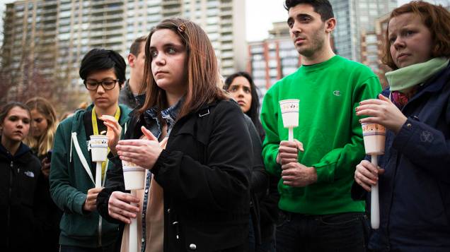 População faz vigília em homenagem às vítimas dos atentados ocorridos durante a Maratona de Boston