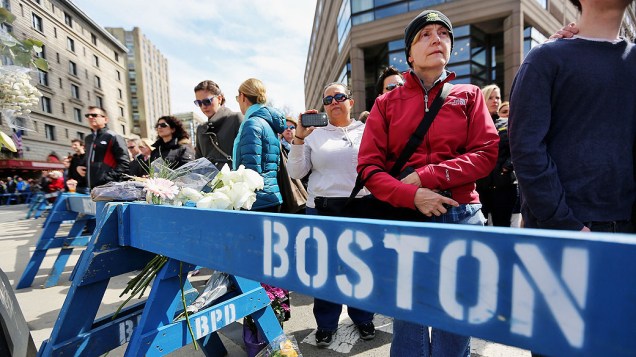 População se reúne durante um minuto de silêncio em homenagem às vítimas do atentado Maratona de Boston em Copley Square, perto dos locais do bombardeio