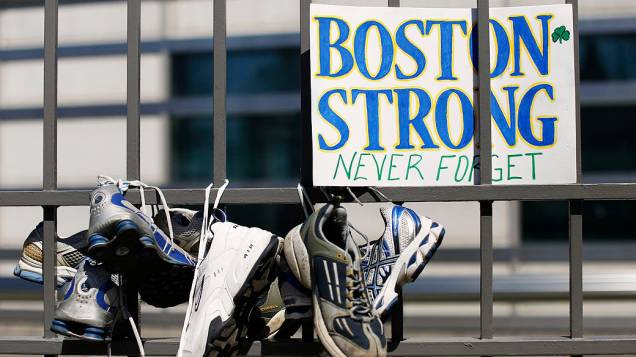 Tênis são colocados junto aos portões da embaixada dos Estados Unidos em Otawa, Canadá para homenagear as vítimas do atentado durante a Maratona de Boston