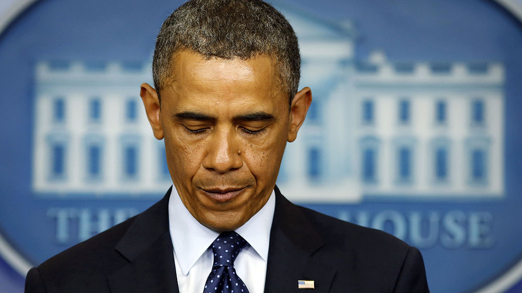 Presidente dos Estados Unidos, Barack Obama faz uma pausa durante declaração sobre a explosão de uma bomba na linha de chegada da Maratona de Boston nesta segunda feira (15)