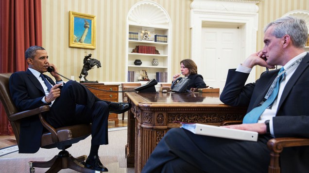 Foto divulgada pela Casa Branca registra o momento em que o presidente Barack Obama recebe a ligação do diretor do FBI Robert Mueller informando sobre as explosões ocorridas em Boston nesta segunda feira (15)