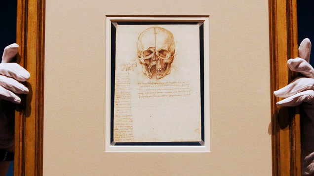 <p>Funcionário posa com desenho artista Leonardo da Vinci "Um crânio seccionado, 1489" na Queens Gallery no Palácio de Buckingham em Londres</p>