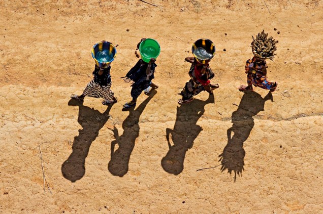 <p>Moças carregando baldes ao país Dogão perto de Bandiagara, Mali (14°20’ N – 3°37’ O)</p>