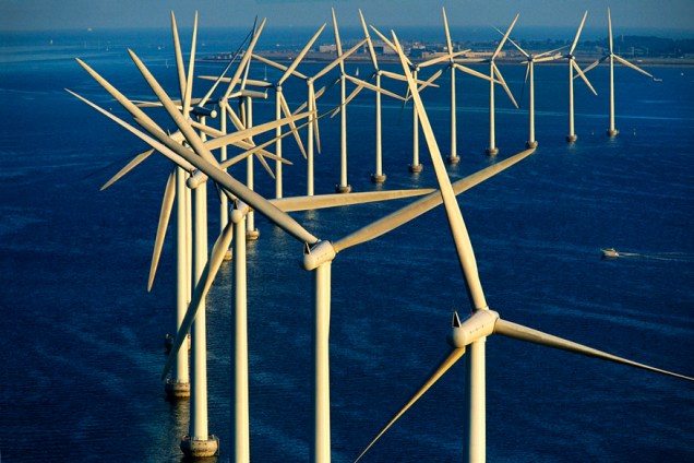 <p>Parque eólico offshore Middelgrunden, ao largo de Copenhague, Dinamarca (55°41’ N – 12°40’ L)</p> <p>Parque eólico offshore Middelgrunden, ao largo de Copenhague, Dinamarca (55°41’ N – 12°40’ L)</p>