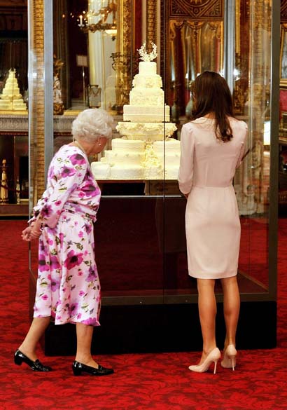 Catherine Middleton e a rainha Elizabeth II no Palácio de Buckingham, Londres, em julho de 2011