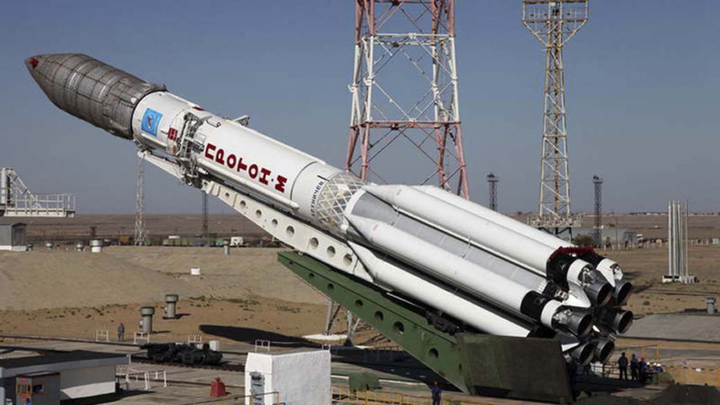 O foguete Proton-M com o satélite Express-AM4 no cosmódromo Baikonur, no Cazaquistão