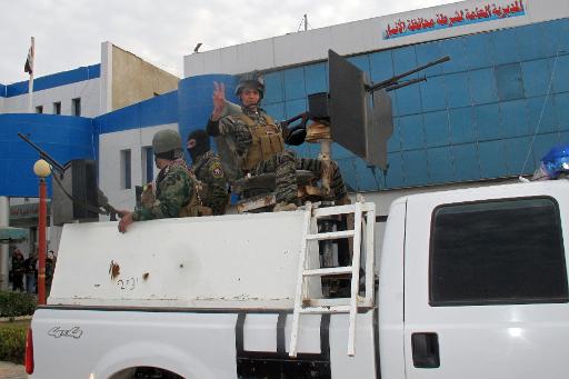 Soldado iraquiano faz sinal de vitória durante patrulha na cidade de Ramadi, em 26 de janeiro de 2014
