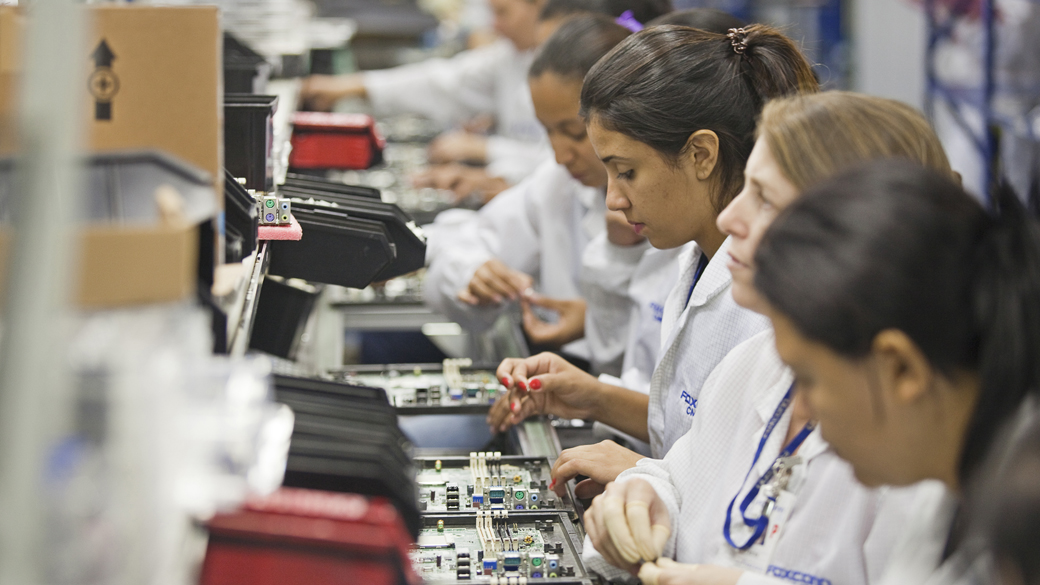 Funcionárias trabalhando na fábrica da Foxconn do Brasil, em Jundiaí, São Paulo