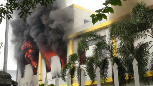 Fábrica incendiada em Binh Duong durante protestos contra a China no Vietnã