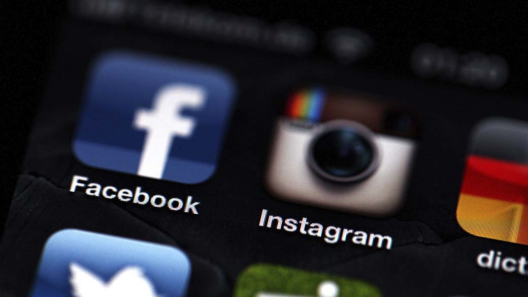 Logo do Facebook ao lado do logo do Instagram