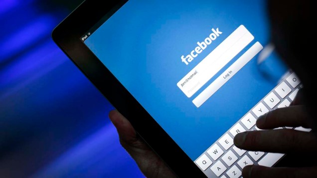 Usuários da rede social reclamam, em abril de 2012, dos aplicativos de acesso ao Facebook
