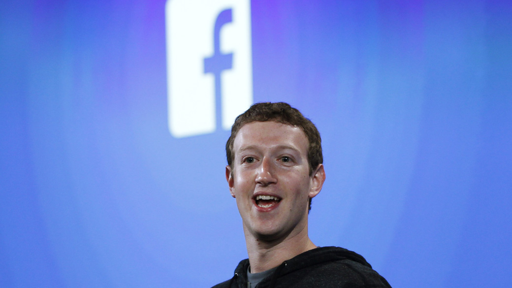 Mark Zuckerberg fala durante o lançamento do novo celular do Facebook com sistema Android