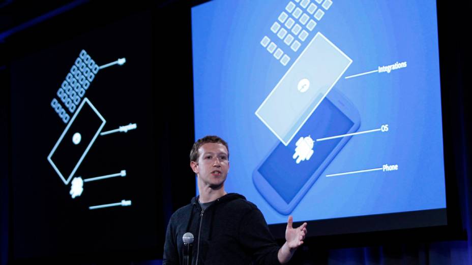 Mark Zuckerberg fala durante o lançamento do novo celular do Facebook com sistema Android