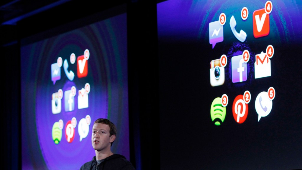 Mark Zuckerberg fala durante lançamento do novo celular do Facebook com sistema Android