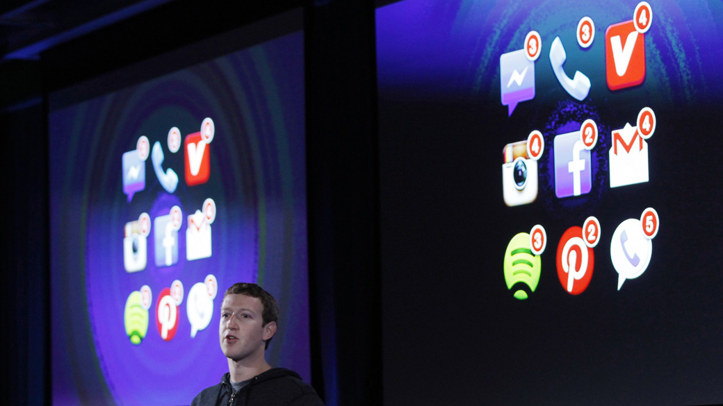 Mark Zuckerberg fala durante lançamento do novo celular do Facebook com sistema Android
