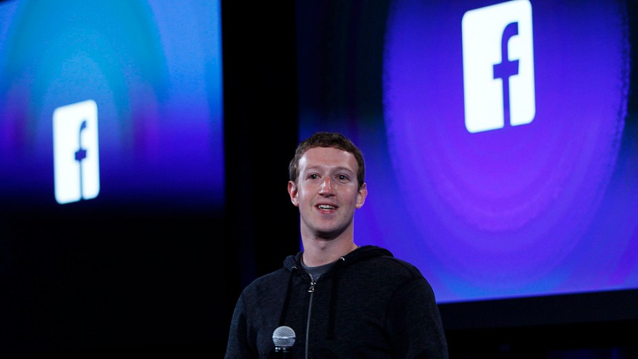 Mark Zuckerberg fala durante o lançamento do novo celular do Facebook com sistema Android